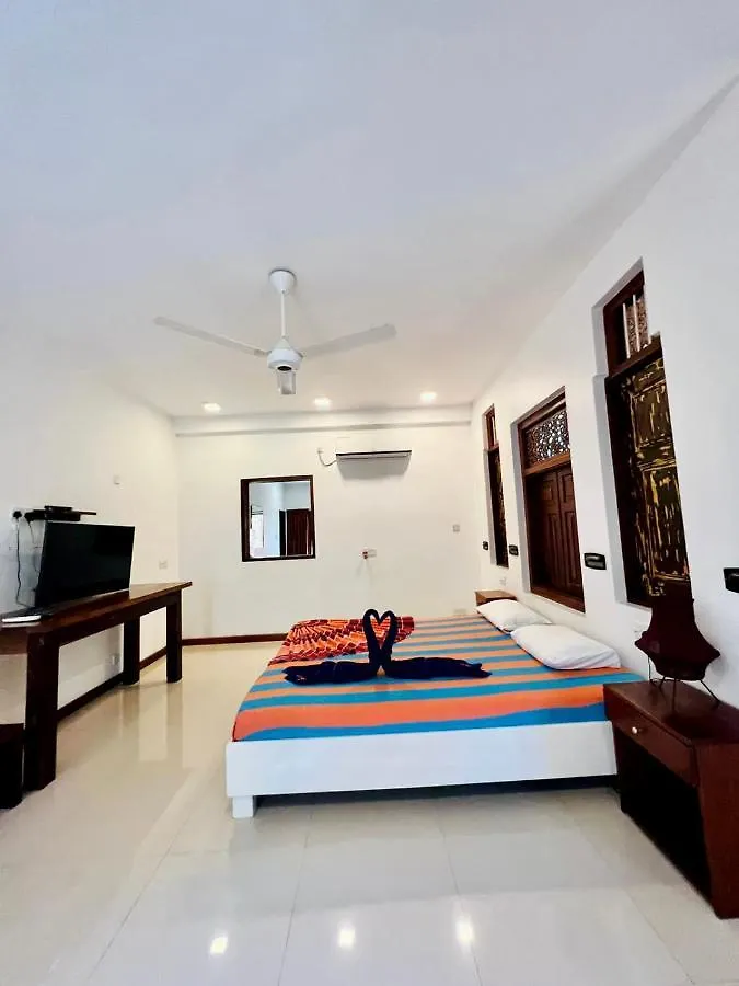 Gomez Place Negombo 3*,