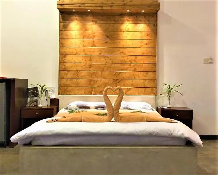 Gomez Place Negombo 3*,
