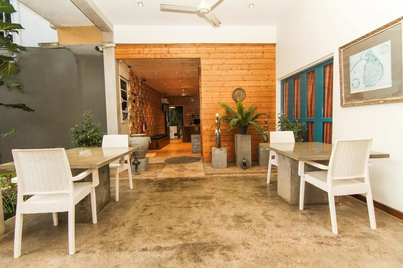 Gomez Place Negombo 3*,